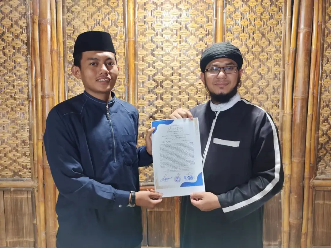 Penyerahan sanad bacaan Al-Fatihah kepada santri Hisma Ayub Camp